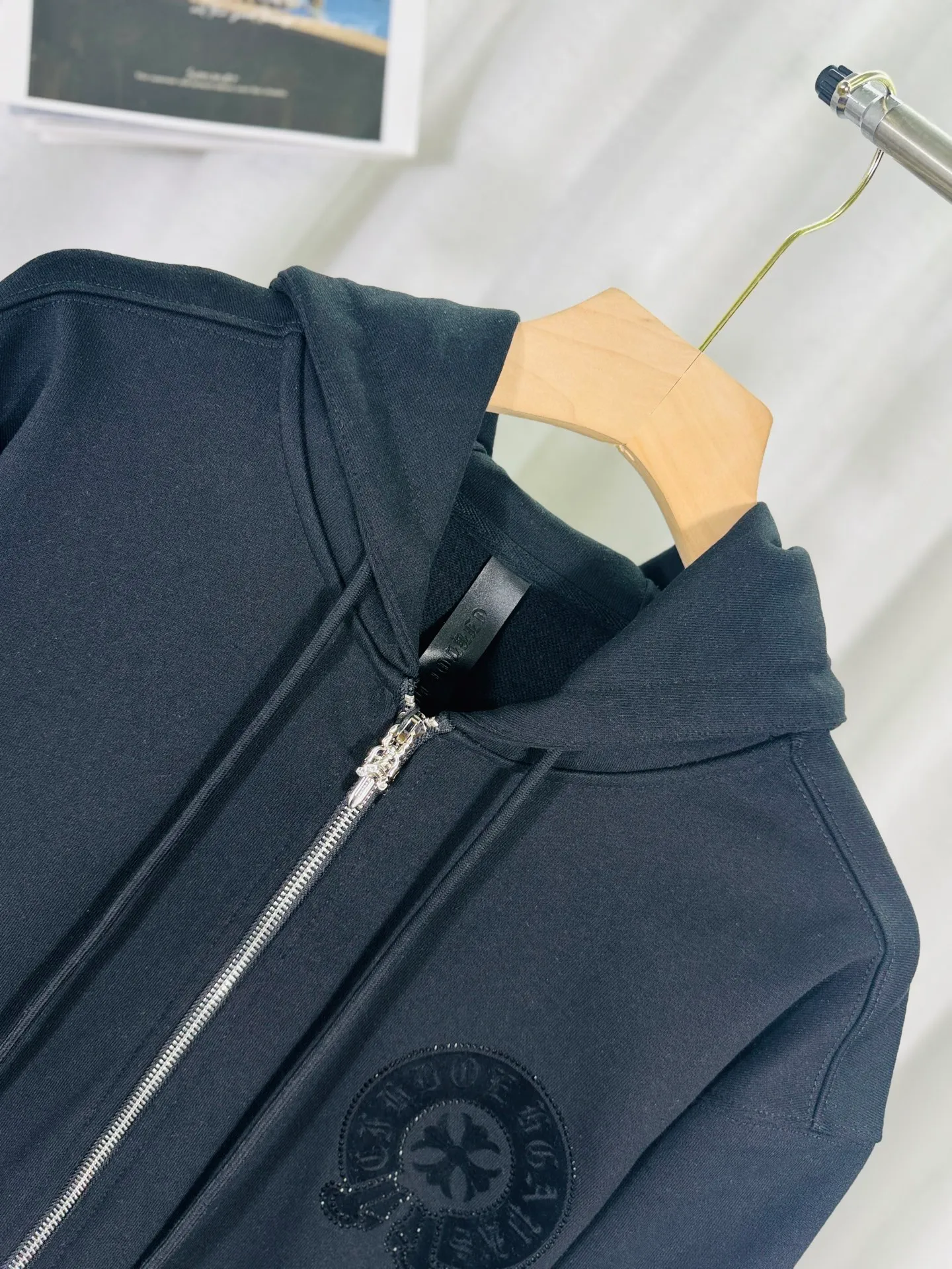 P340 top version, real shot without P, ​​different from market currency) 𝗖𝗵𝗿𝗼𝗺𝗲 𝗛𝗲𝗮𝗿𝘁𝘀/Cro Heart 2025 washed and burned flower patch embroidered autumn and winter new original single counter American hollow patch 3D couple casual cardigan sweatshirt 👑The highest version! Customized fabric 480g tripe terry fabric! American acid-washed and distressed original fabric, laser burning + patch embroidery, exquisite embroidery of letters! The best-selling model in the counter, very comfortable to wear. Accessories: original molded and authenticated collar label➕100% silk wash label. Genuine purchase-grade original hangtag➕matching hanging rope➕3D hanging beads➕original packaging bag. Craftsmanship: The original version has consistent wiring! The highest version of the armhole matching technique! Color: Black Apricot Size: S M L XL Style Number: 25-356